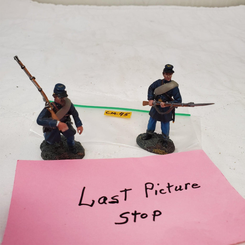 W. Britain's Federal in Frock Coat Advancing & Standing Defending CM-45