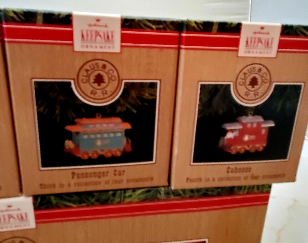 Hallmark Keepsake Claus & Co. R.R. - 4 Car Train and Train Trestle Display Stand
