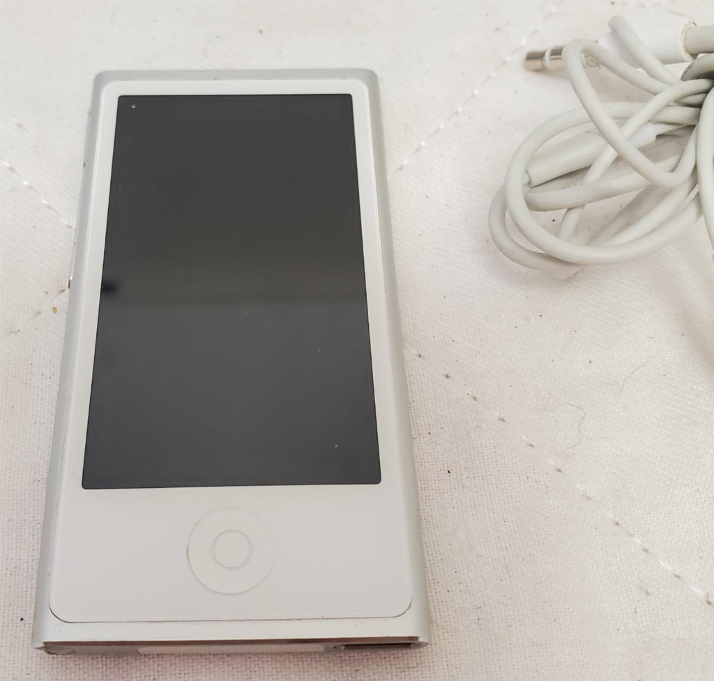Apple A1446 7th Generation Silver Ipod with Wired Earpods