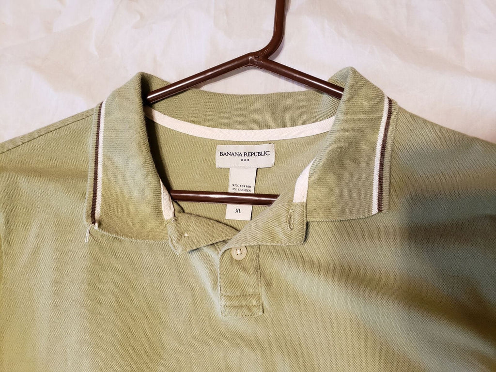 Used Banana Republic Branded Short Sleeve Shirt in Size XL Cotton Spandex Blend.