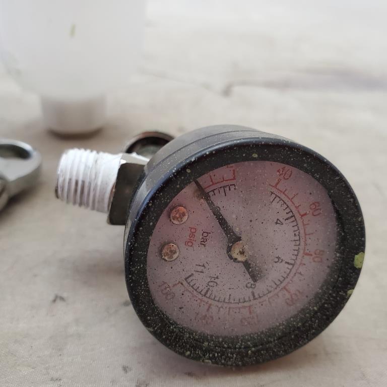 Spray Gun Noozle and Paint Holder with Pressure Regulator