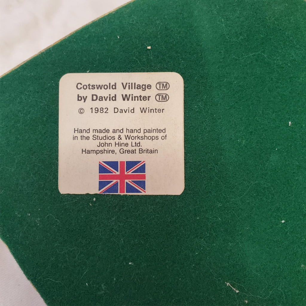 David Winter Cotswold Village 1982 with "The Collectors' Book"