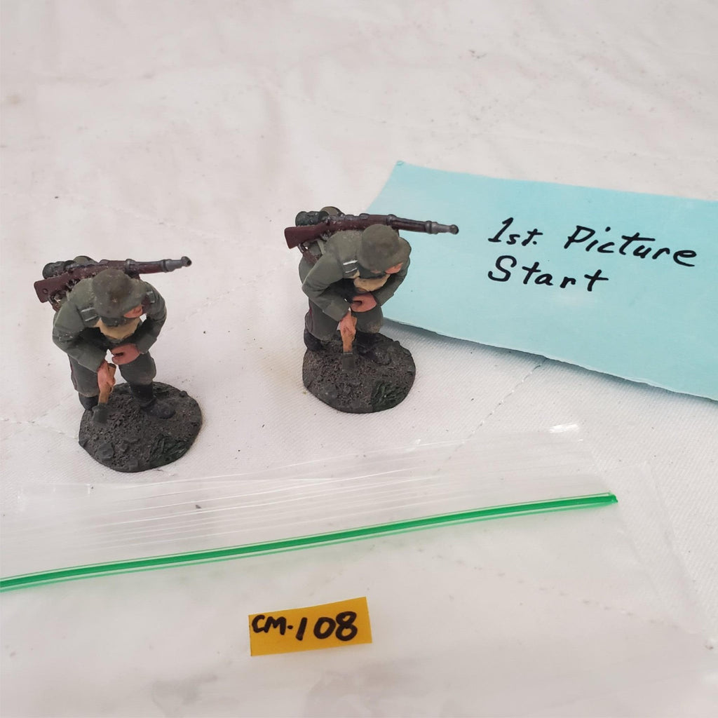 W. Britain 23055 1916-18 German Infantrys Pulling Grenade Primer CM-108