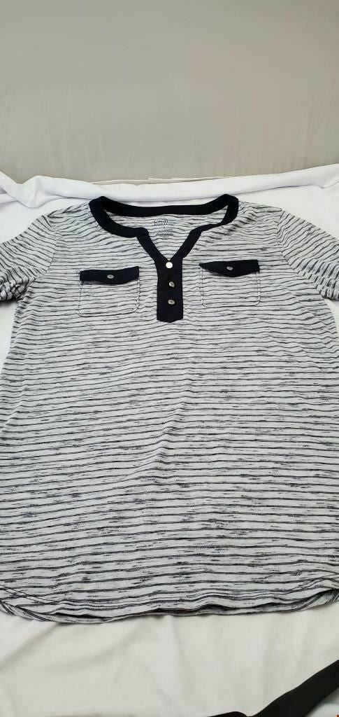 Croft & Barrow Women's Top Black White V Neck Short Sleeve Front Pockets Tee