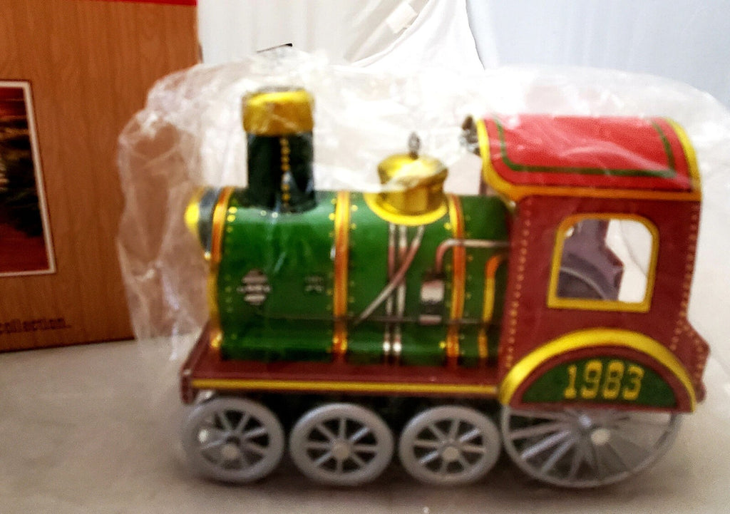 Hallmark Keepsake Claus & Co. R.R. - 4 Car Train and Train Trestle Display Stand