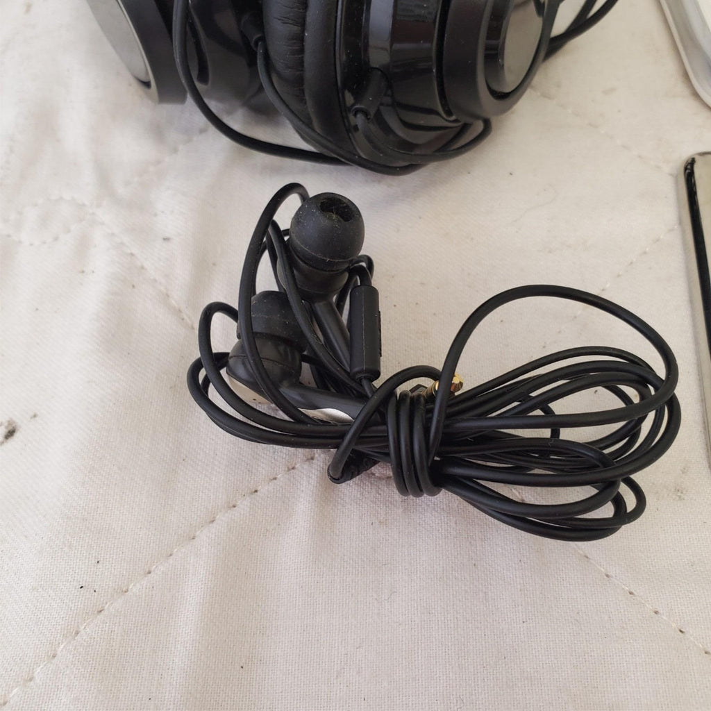 Lot of Apple Ipod Shuffle 8gb with Airdopes, Sony Handsfree & Headphone 