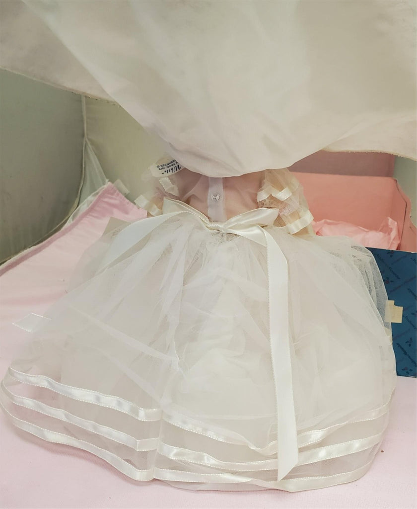 Madame Alexander #1555 Snow White Doll with Box & Stand
