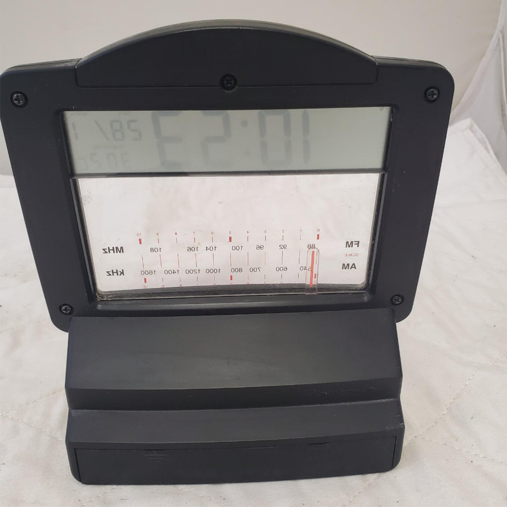 Vintage Model-7132 Am Fm Digital Clock Radio With Alarm Temperature Gauge
