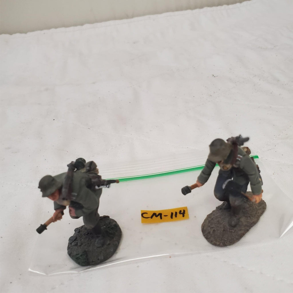 W. Britain 23055 1916-18 German Infantrys Pulling Grenade Primer CM-114