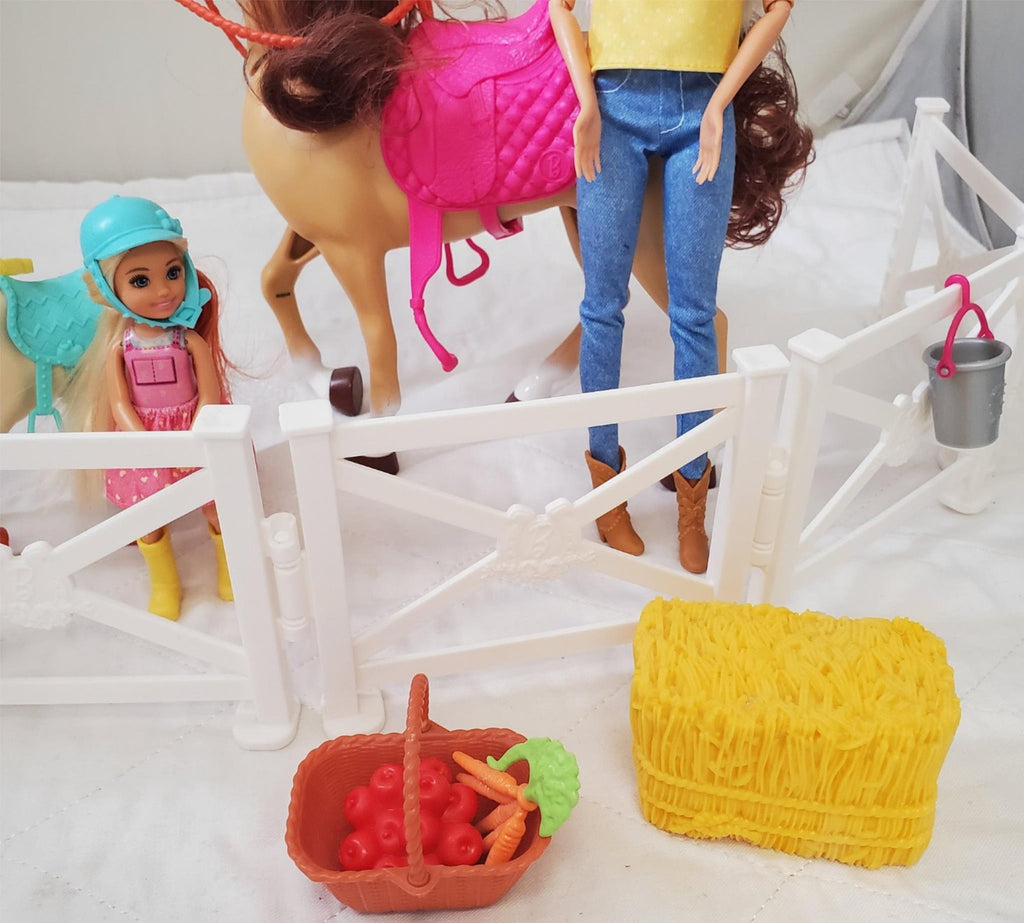 Mattel Barbie Hugs 'n Horses Barbie and Chelsea Blonde Playset #2 Tub