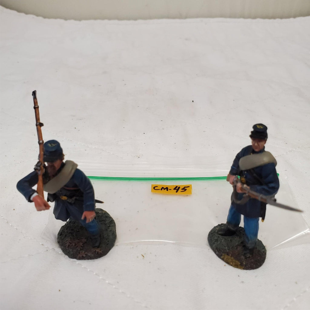 W. Britain's Federal in Frock Coat Advancing & Standing Defending CM-45