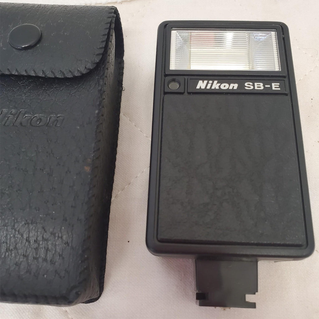 Nikon SB-E Speedlight Shoe Mount Flash with Nikon SS-10 Case