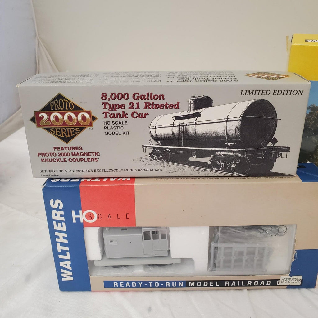 Lot of 3 Riveted Tank Car, Model Railroad & Brawa Lazarettwagen HO Set 