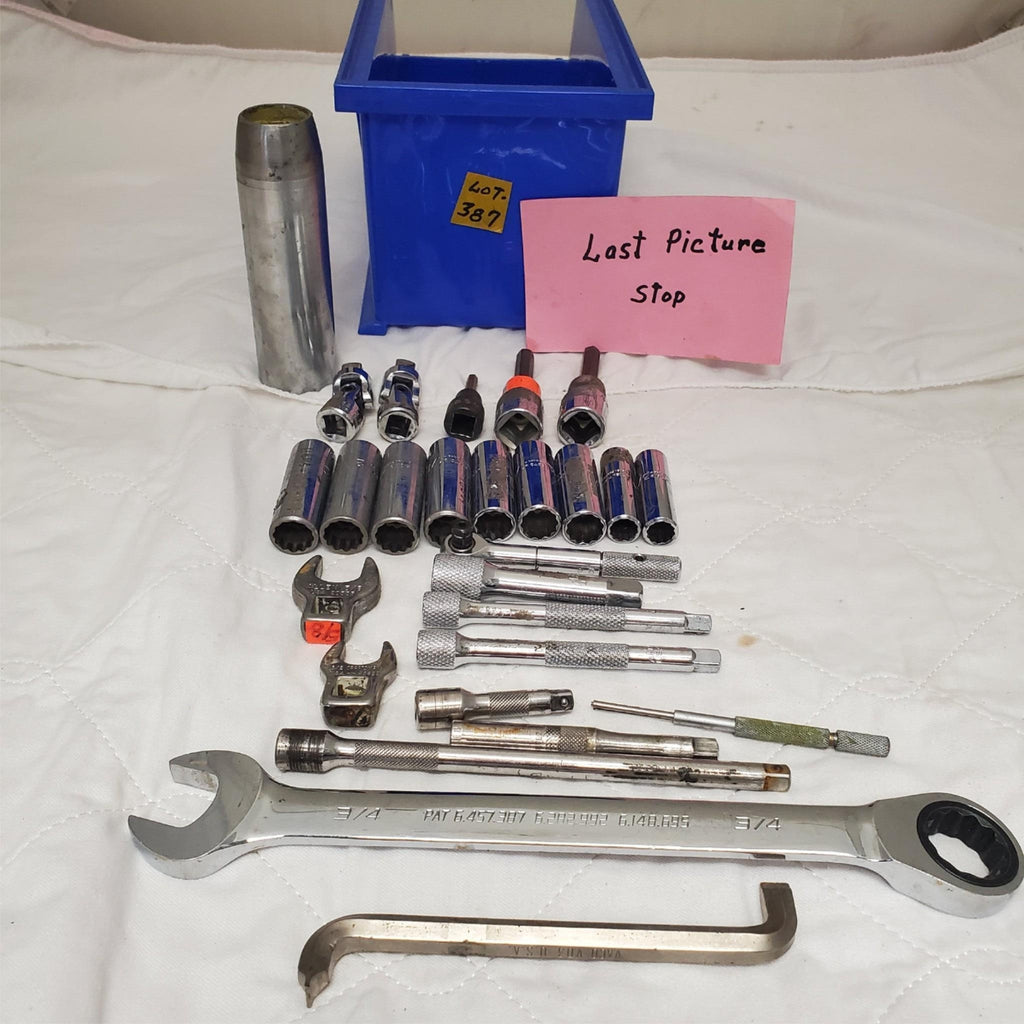 Lot of Ratcheting Wrench with Assorted Sockets Extensions Adapters LOT-387