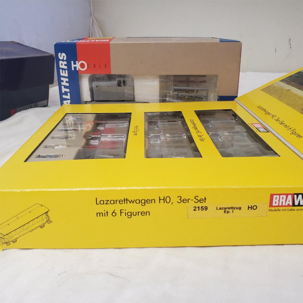 Lot of 3 Riveted Tank Car, Model Railroad & Brawa Lazarettwagen HO Set 