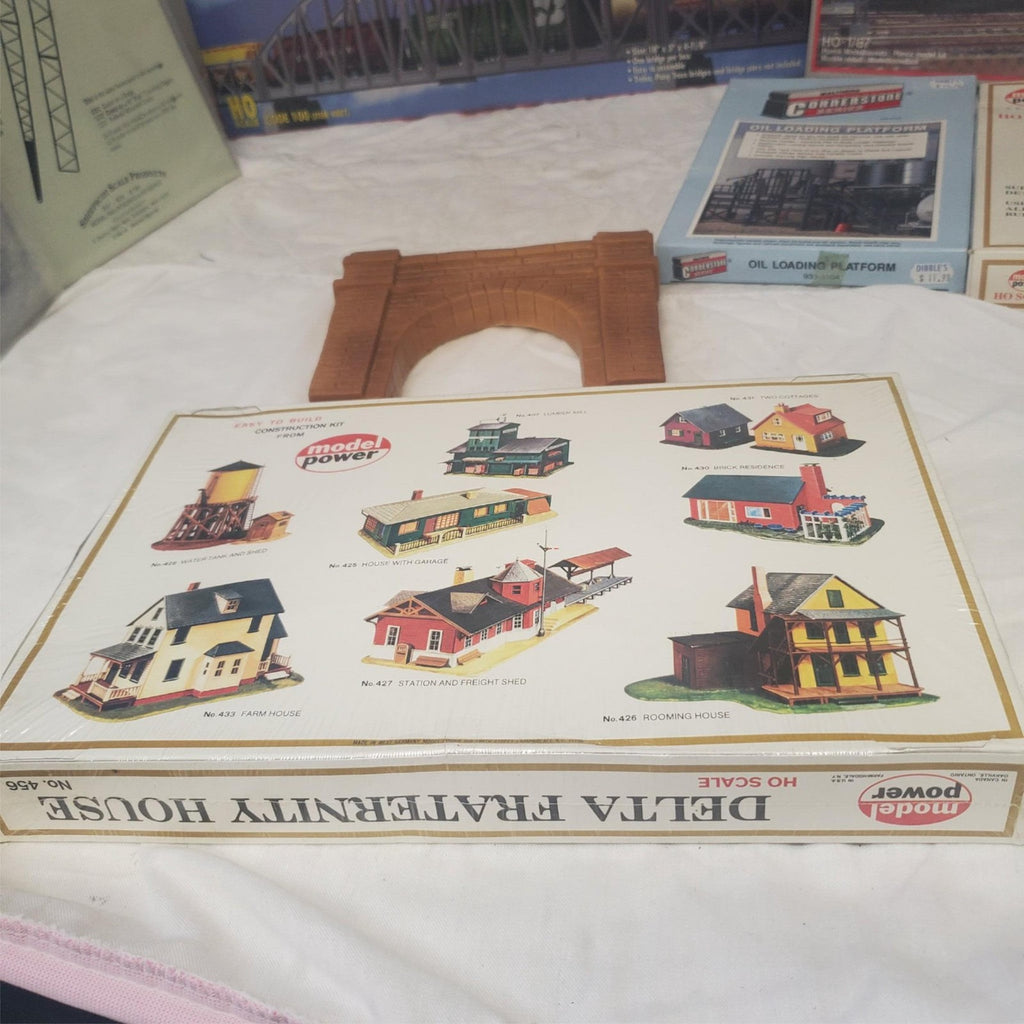 Lot of 5 HO Scale Model Kits  Atlas, Revell, Model Power, Walthers Bridge Set
