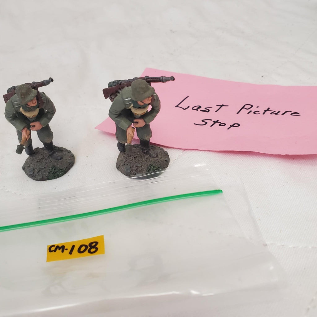 W. Britain 23055 1916-18 German Infantrys Pulling Grenade Primer CM-108