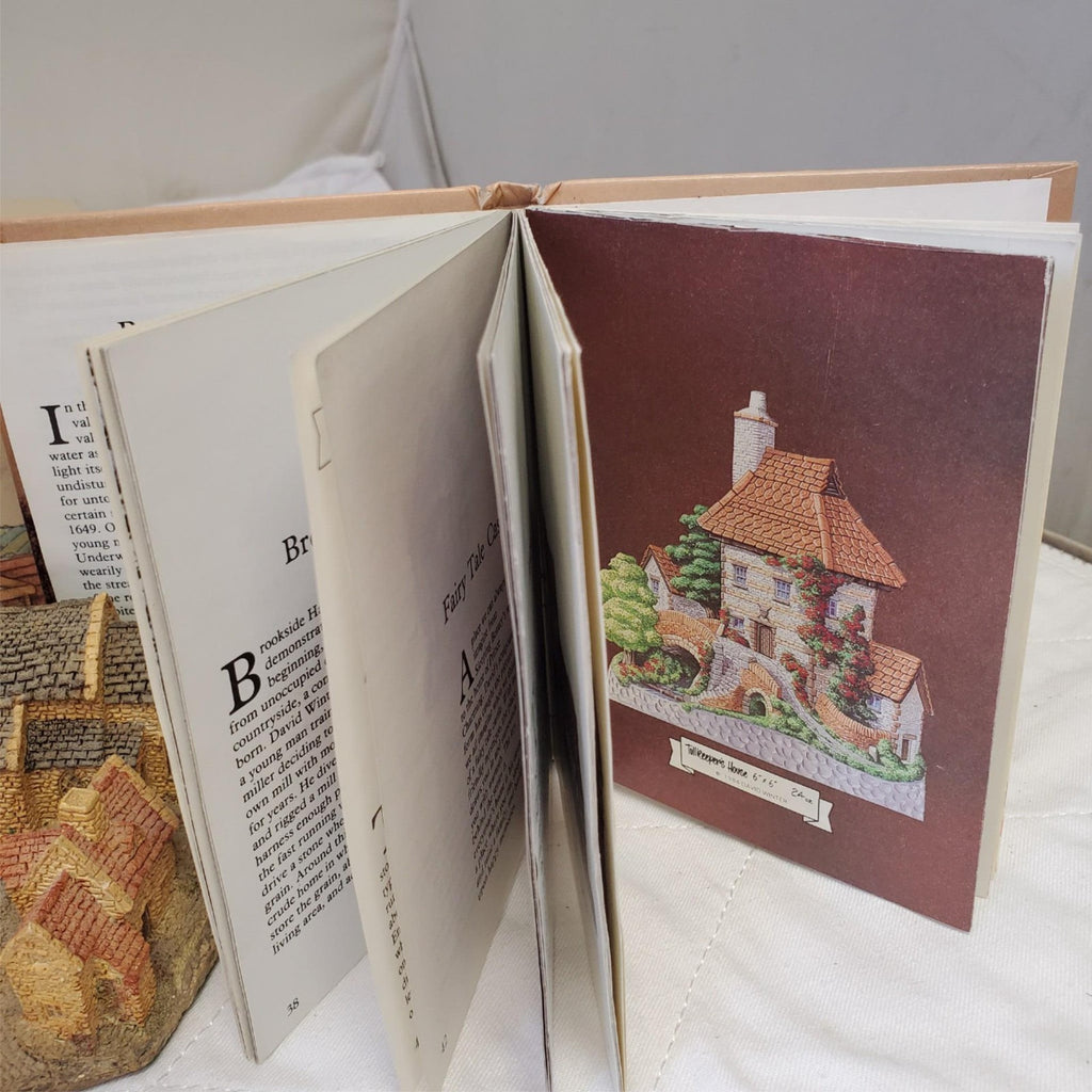 David Winter Cotswold Village 1982 with "The Collectors' Book"