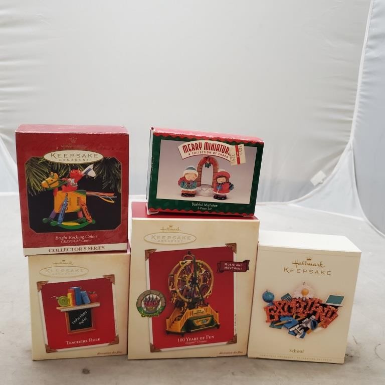 Hallmark Keepsake Bashful Mistletoe Bright Rocking Color Crayola Crayon Ornament