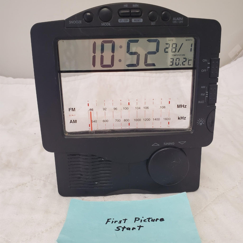 Vintage Model-7132 Am Fm Digital Clock Radio With Alarm Temperature Gauge