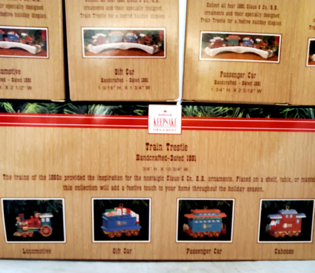 Hallmark Keepsake Claus & Co. R.R. - 4 Car Train and Train Trestle Display Stand