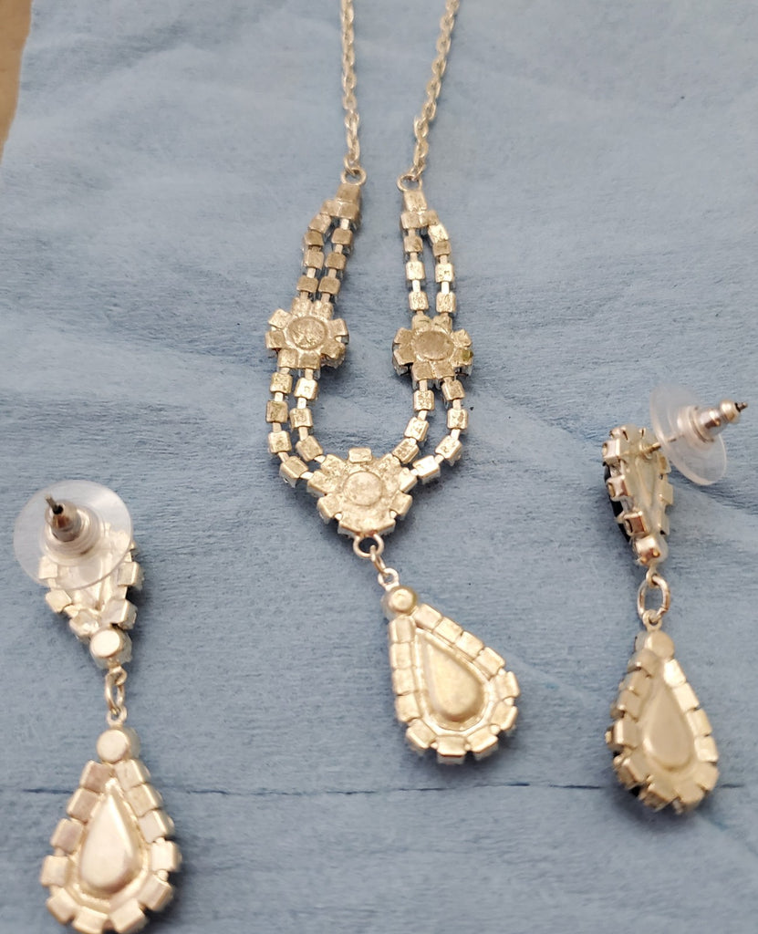 Two Women Fashion Jewelry Long Necklace CV and Black Stones and Earrings Sets