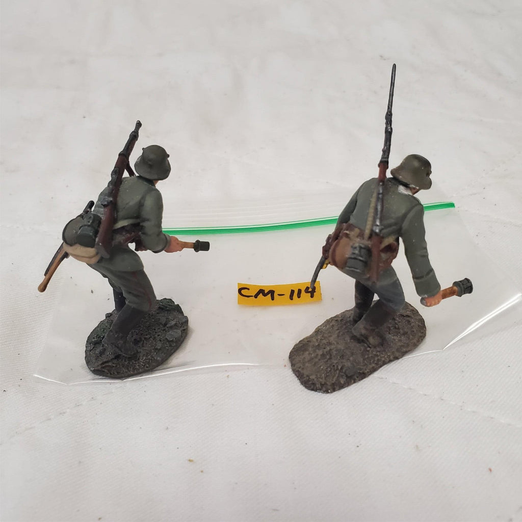 W. Britain 23055 1916-18 German Infantrys Pulling Grenade Primer CM-114