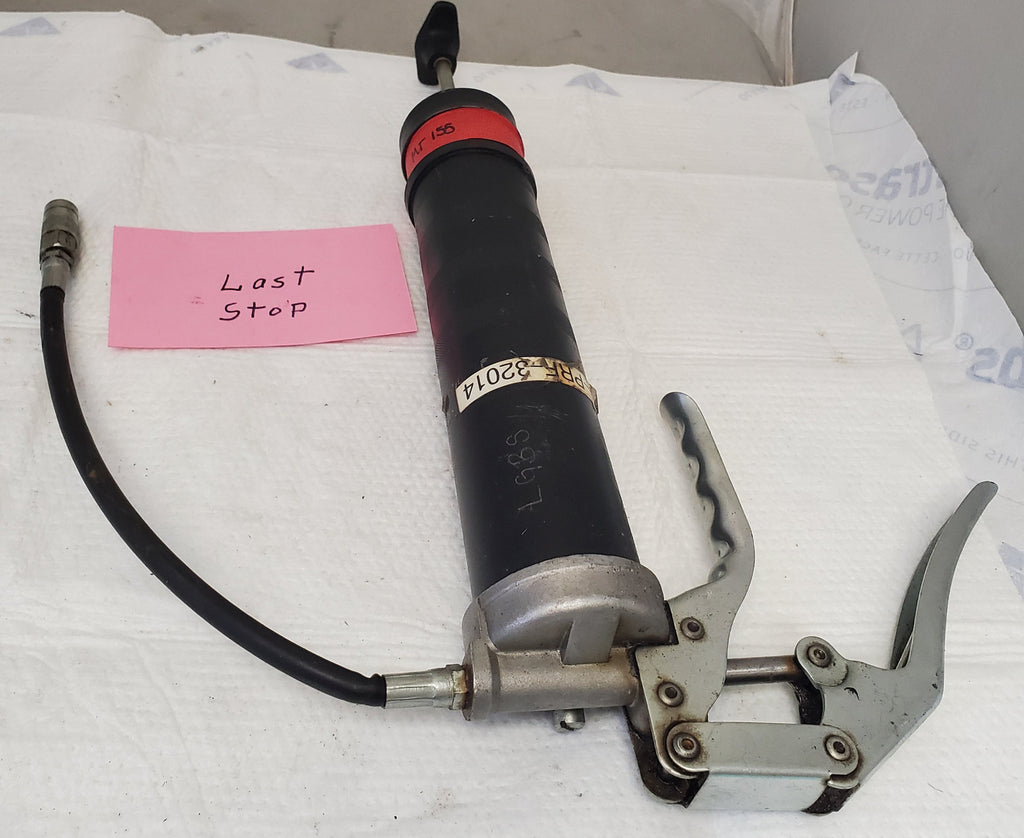 STP Mini Manual Grease Gun 4,500 PSI. Includes Flex Hose MT-155