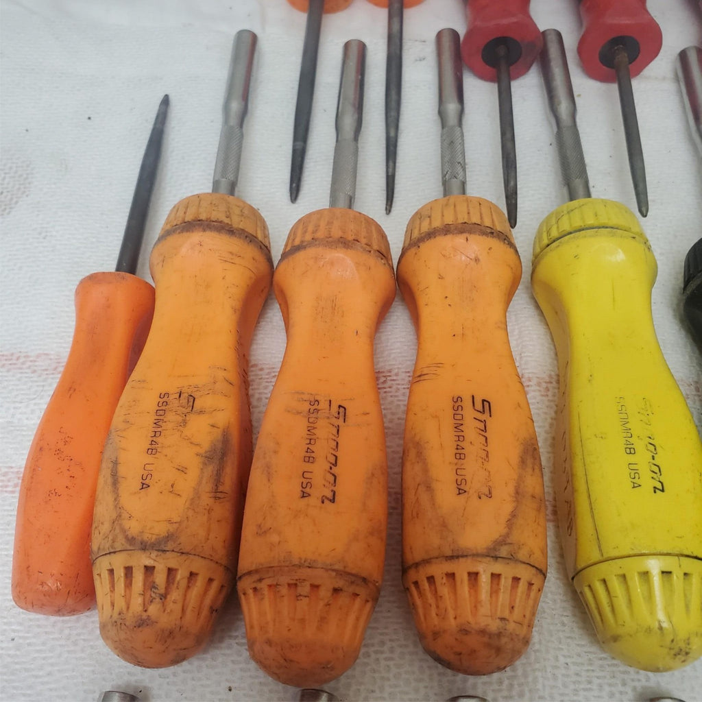 Lot of 19 Snap on screwdrivers of colors black, red, orange, and yellow LOT-1059