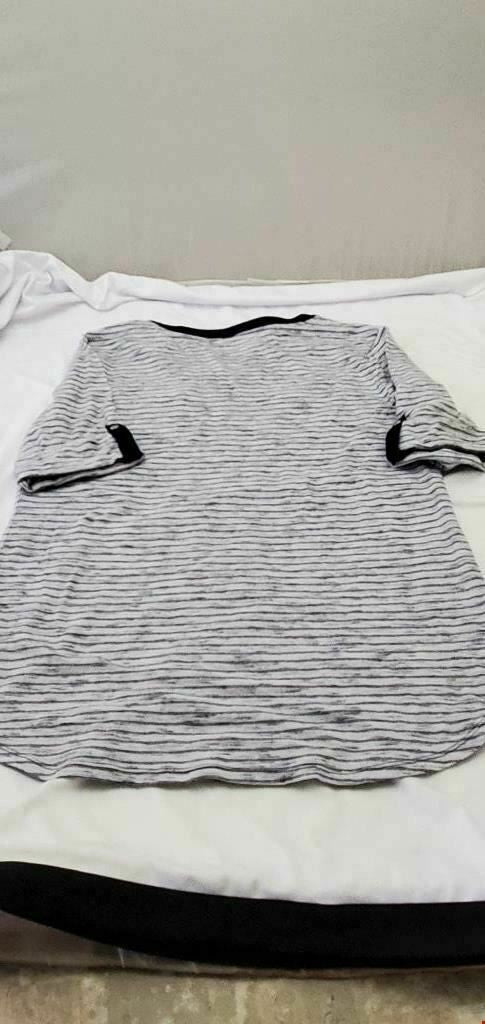 Croft & Barrow Women's Top Black White V Neck Short Sleeve Front Pockets Tee