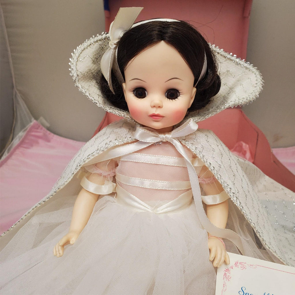 Madame Alexander #1555 Snow White Doll with Box & Stand