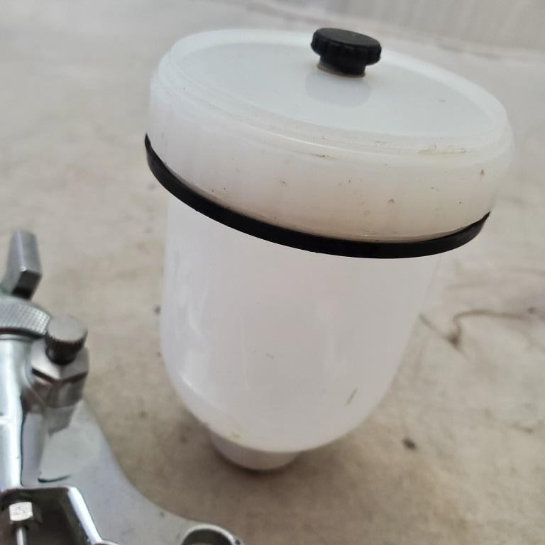 Spray Gun Noozle and Paint Holder with Pressure Regulator