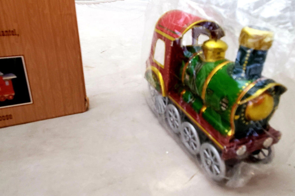 Hallmark Keepsake Claus & Co. R.R. - 4 Car Train and Train Trestle Display Stand