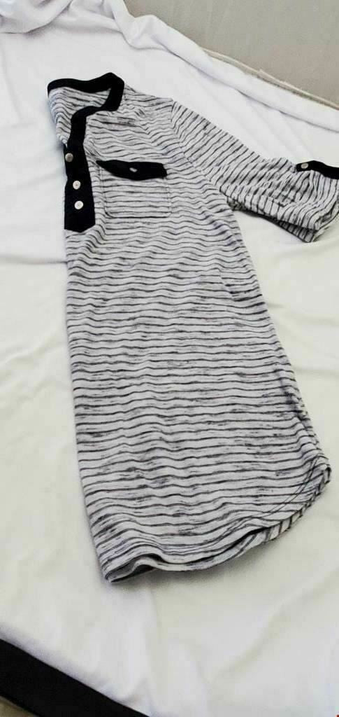 Croft & Barrow Women's Top Black White V Neck Short Sleeve Front Pockets Tee