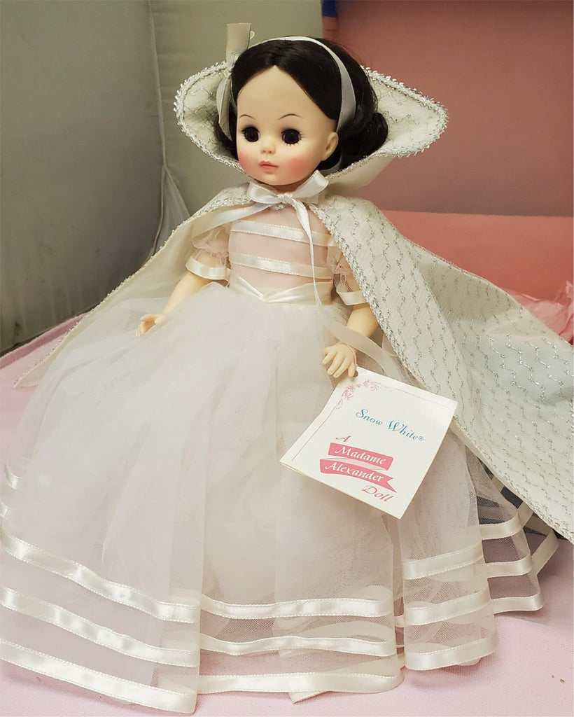 Madame Alexander #1555 Snow White Doll with Box & Stand