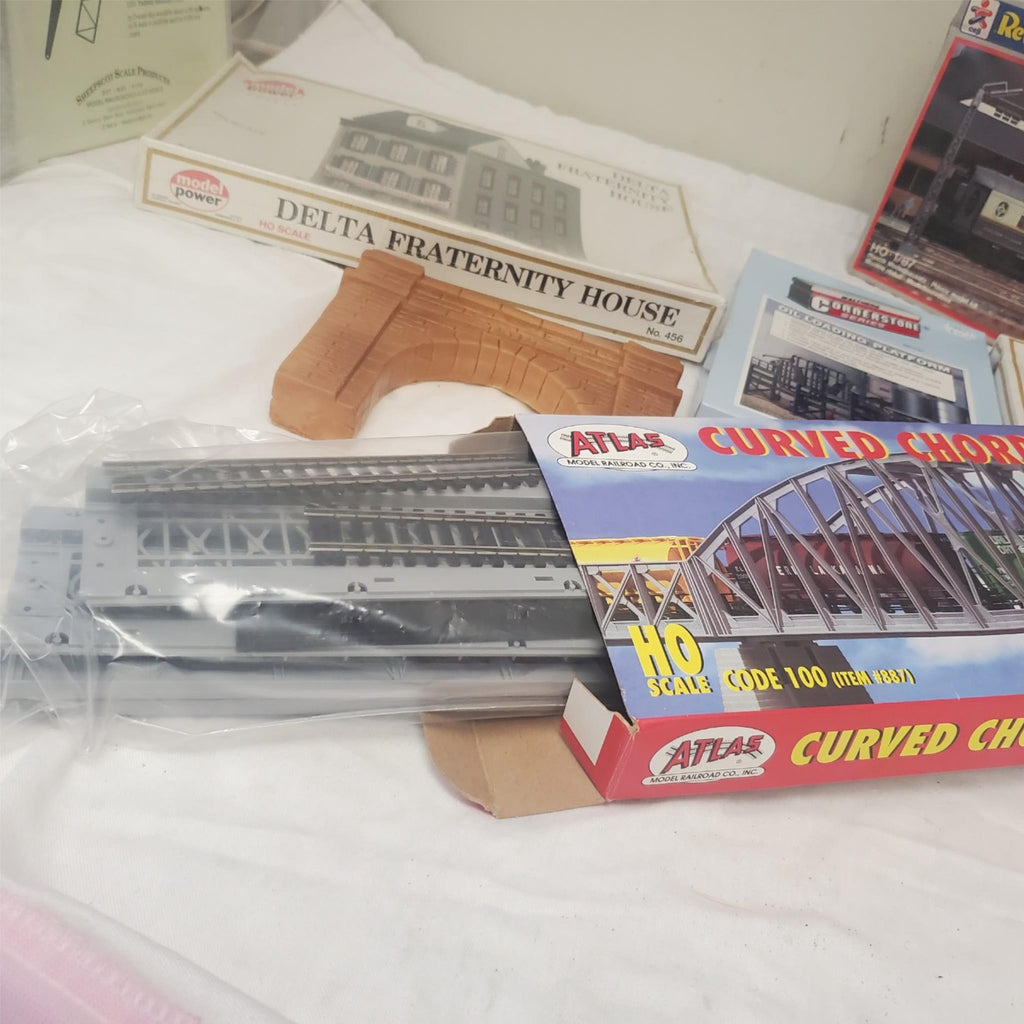 Lot of 5 HO Scale Model Kits  Atlas, Revell, Model Power, Walthers Bridge Set