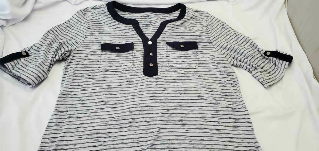 Croft & Barrow Women's Top Black White V Neck Short Sleeve Front Pockets Tee