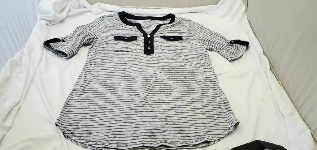 Croft & Barrow Women's Top Black White V Neck Short Sleeve Front Pockets Tee