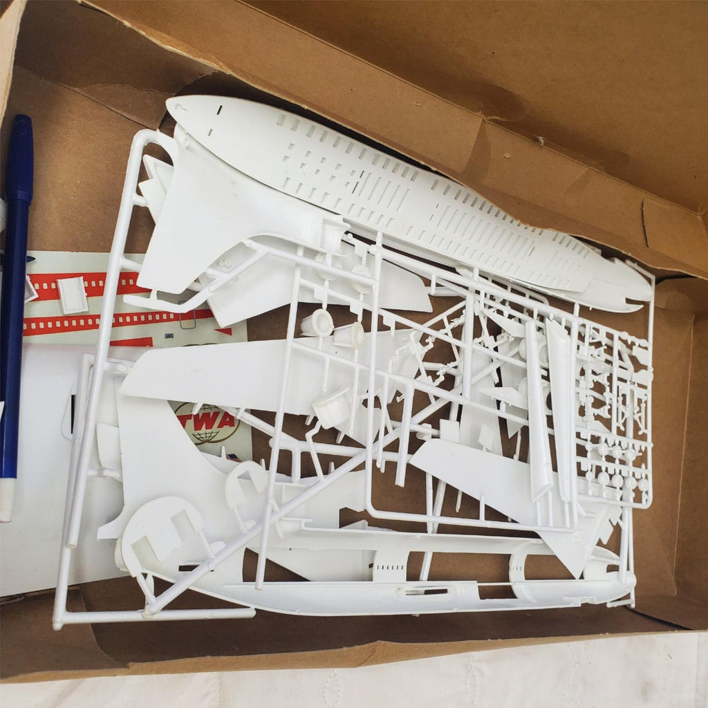 Revell Tristar L-1011 Cutaway Display plane