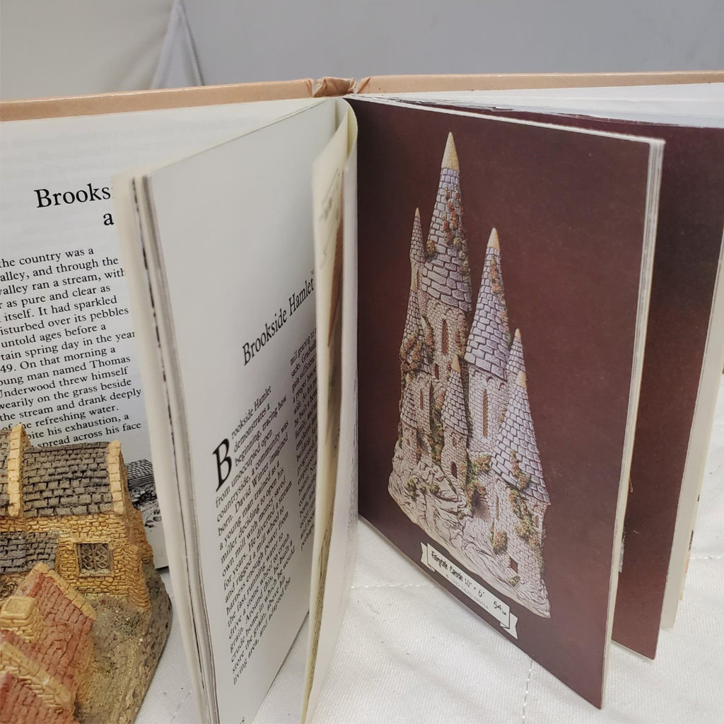 David Winter Cotswold Village 1982 with "The Collectors' Book"