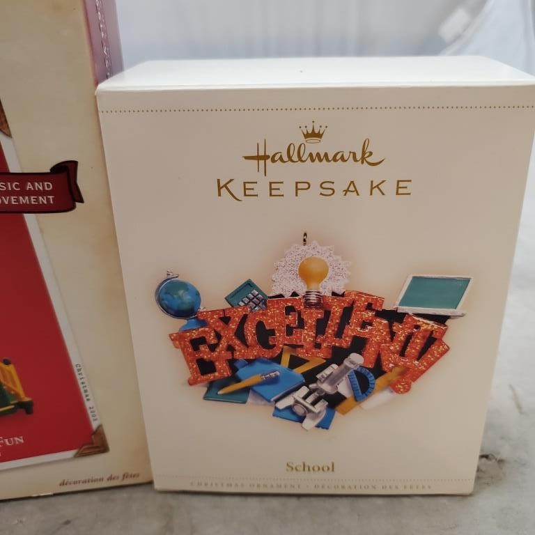 Hallmark Keepsake Bashful Mistletoe Bright Rocking Color Crayola Crayon Ornament