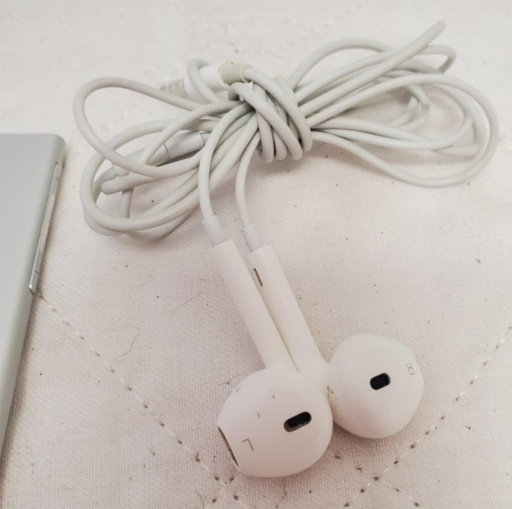 Apple A1446 7th Generation Silver Ipod with Wired Earpods