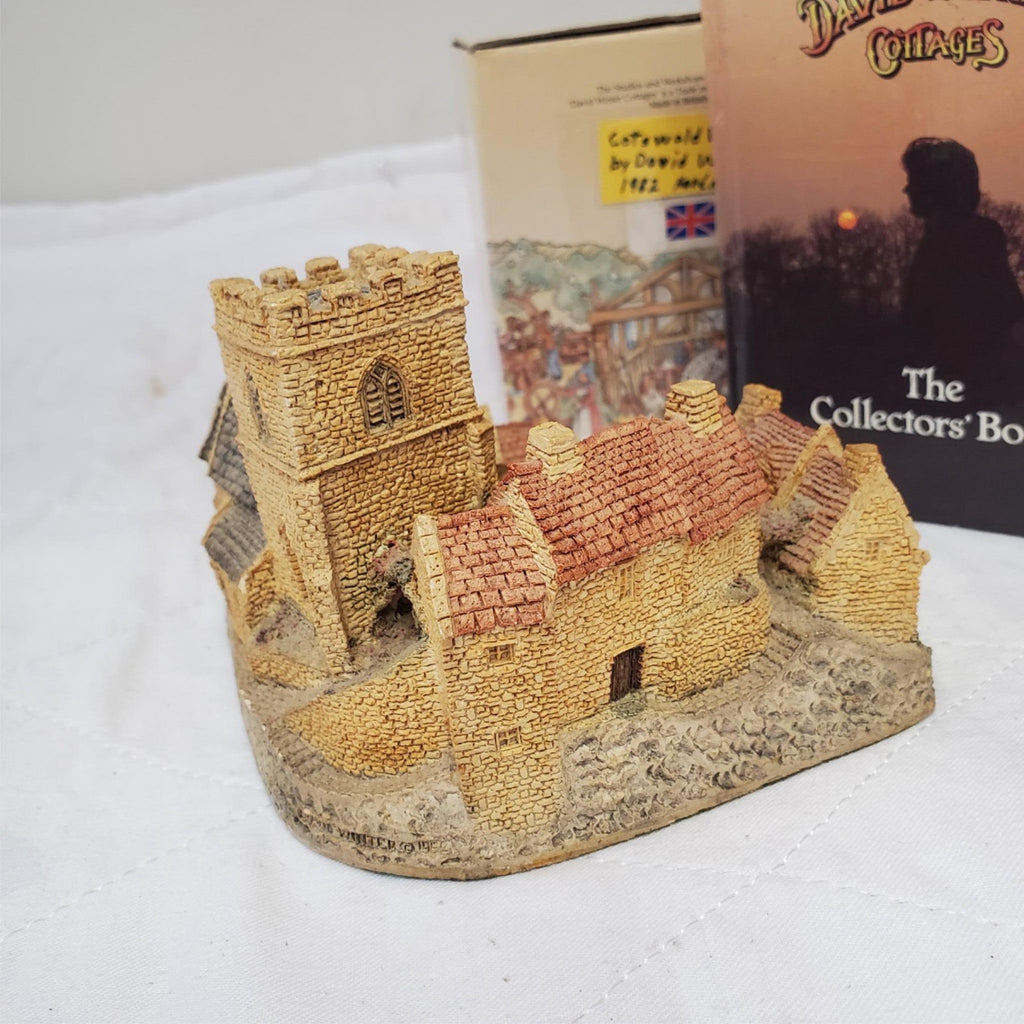David Winter Cotswold Village 1982 with "The Collectors' Book"