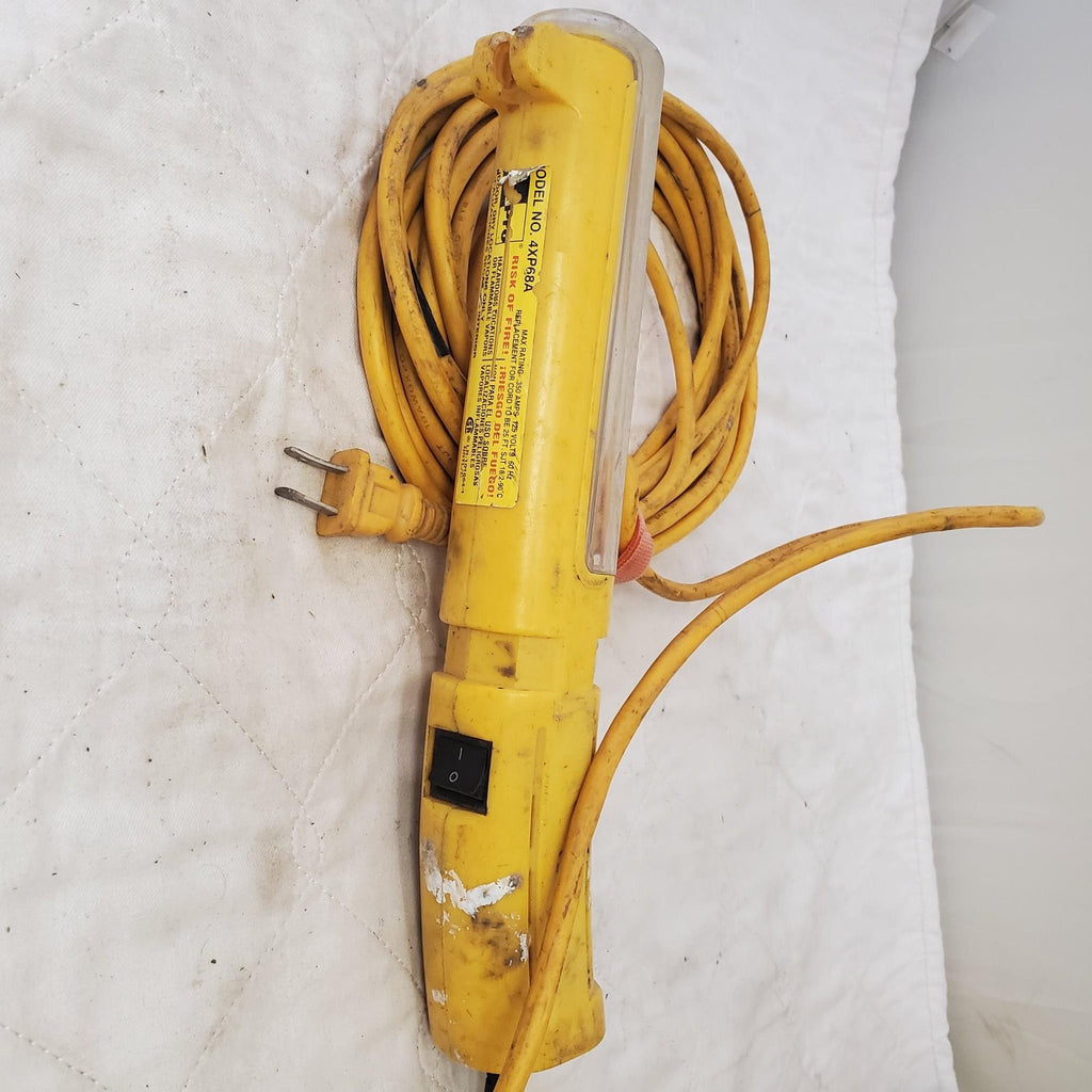 13 Watt Electric Portable Fluorescent Light LOT 375