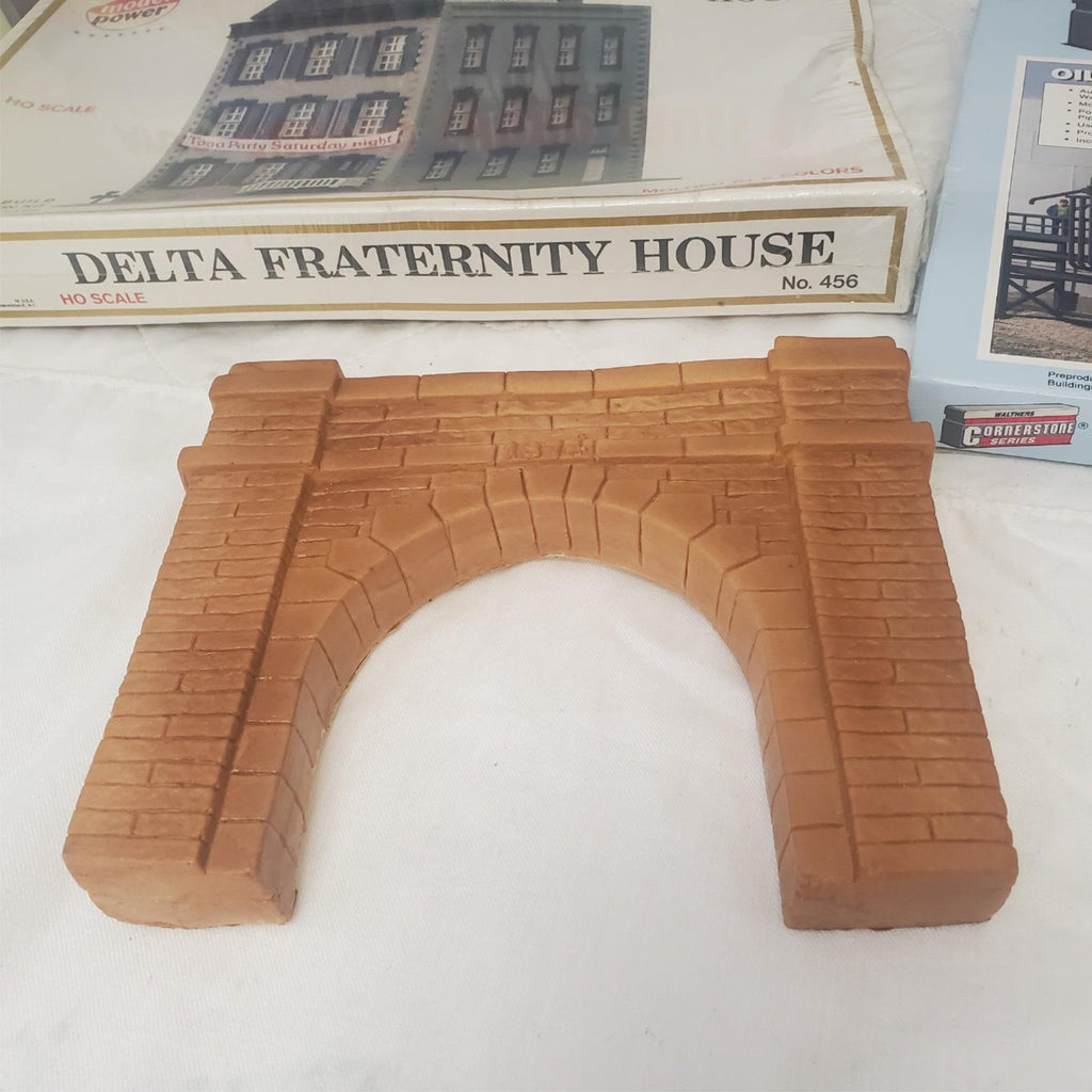 Lot of 5 HO Scale Model Kits  Atlas, Revell, Model Power, Walthers Bridge Set