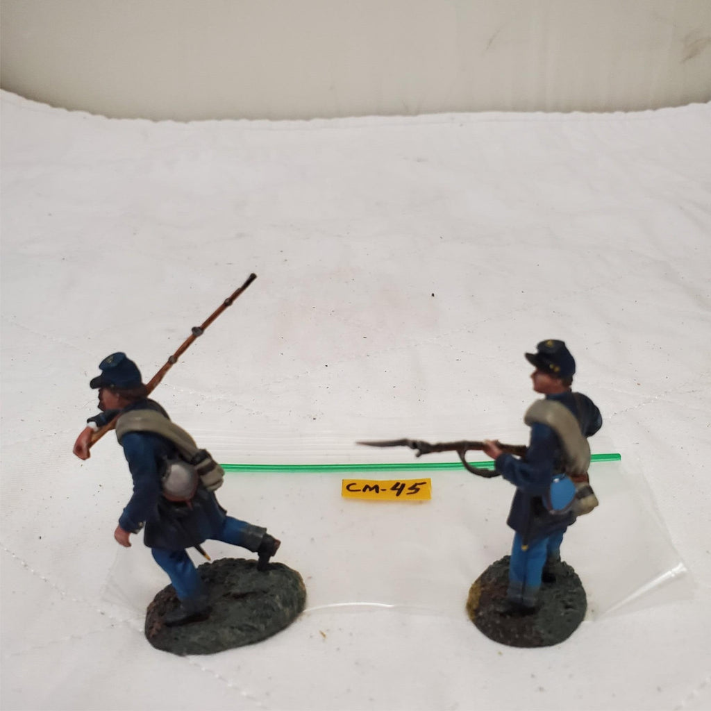 W. Britain's Federal in Frock Coat Advancing & Standing Defending CM-45