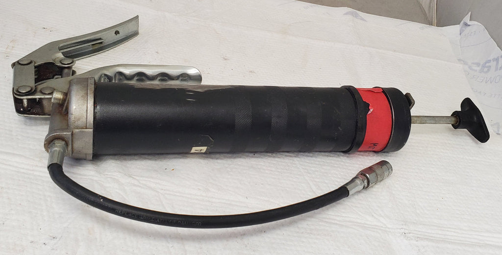 STP Mini Manual Grease Gun 4,500 PSI. Includes Flex Hose MT-155