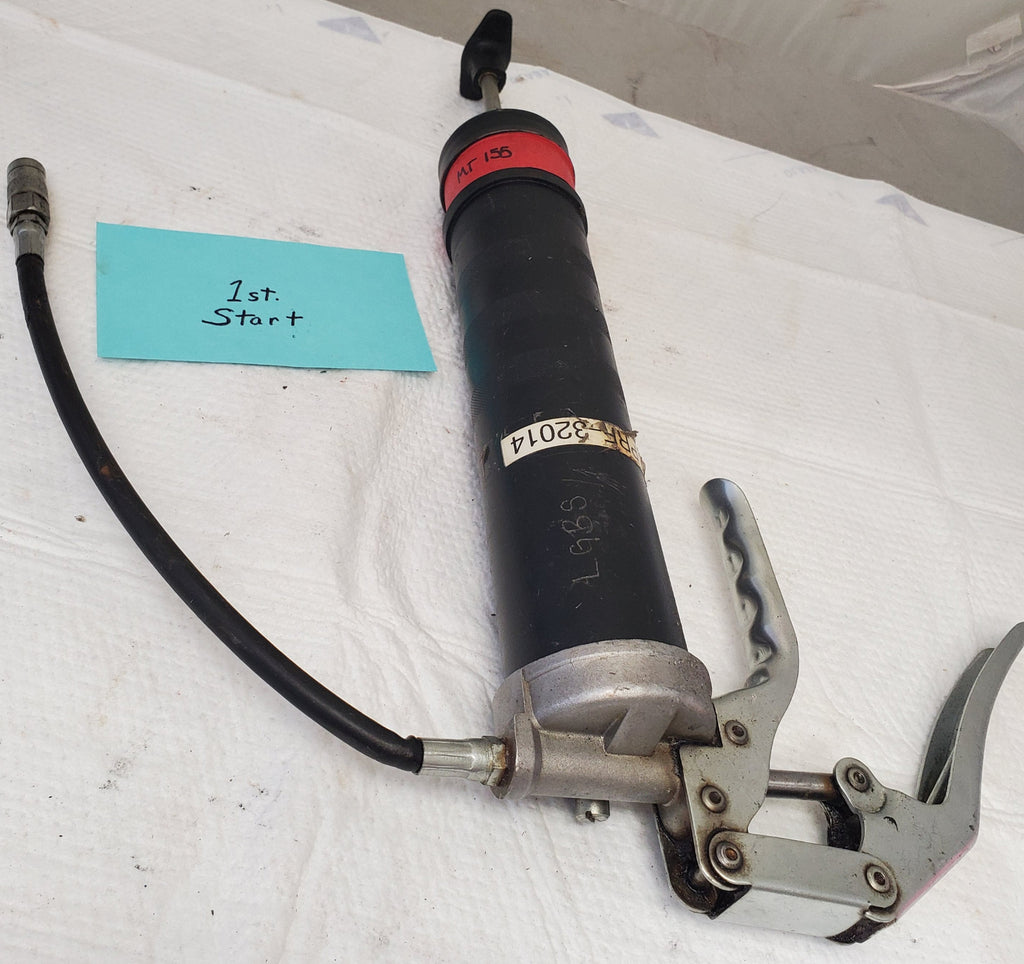 STP Mini Manual Grease Gun 4,500 PSI. Includes Flex Hose MT-155