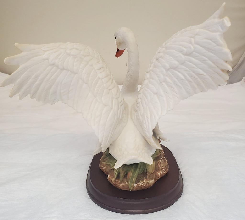 Homco 1987 White Swan Figurine Masterpiece Porcelain on Wood Base