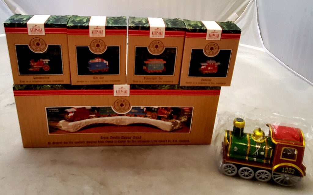 Hallmark Keepsake Claus & Co. R.R. - 4 Car Train and Train Trestle Display Stand
